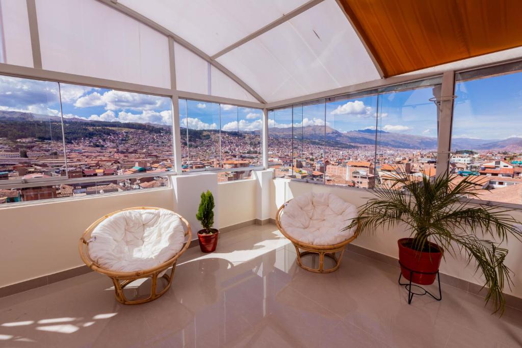 库斯科Cozy Room Cusco的市景客房 - 带2把椅子