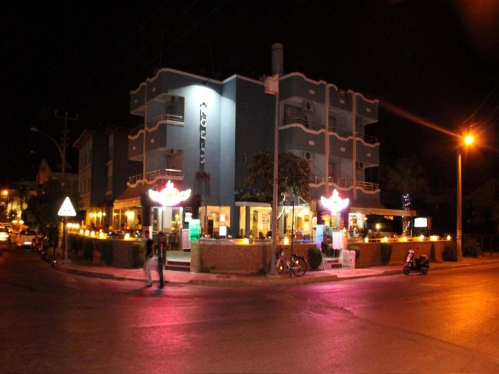 马尔马里斯马尔马里斯天使旅馆的一座在晚上有灯的大建筑