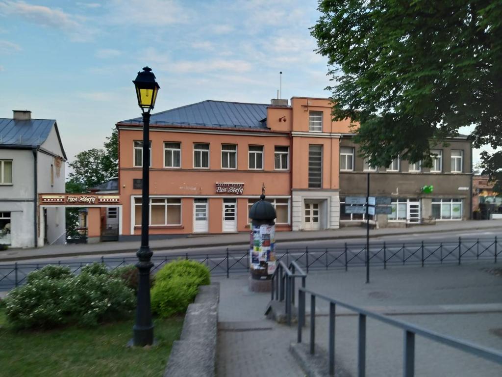 特尔希艾Pas Stefą的建筑物前的街道灯