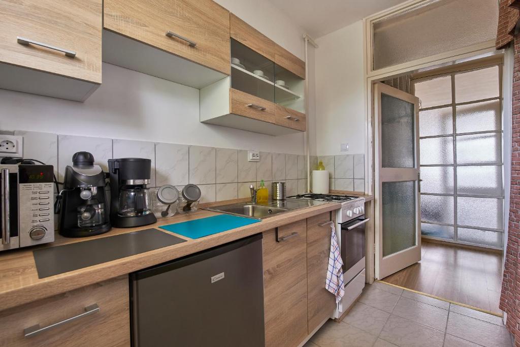 布达佩斯LEM Suburban Apartment的厨房配有水槽和炉灶
