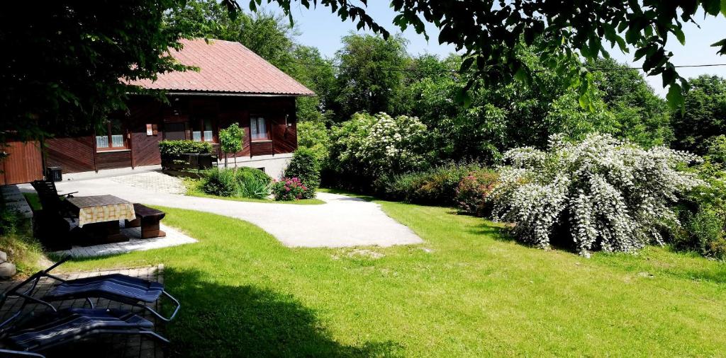 马里博尔Holiday Home Vesenjak的一座花园,花园内有房子和通往房子的小径