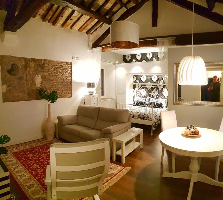 奥斯蒂亚·安提卡La Casa nel Castello的客厅配有沙发和桌子