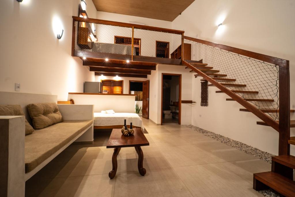 圣米格尔-杜戈斯托苏Vila Loop的带沙发和楼梯的客厅