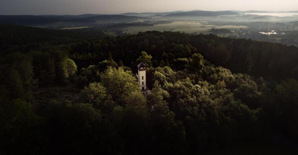 SohlandPrinz-Friedrich-August Baude的森林中间房屋的空中景观