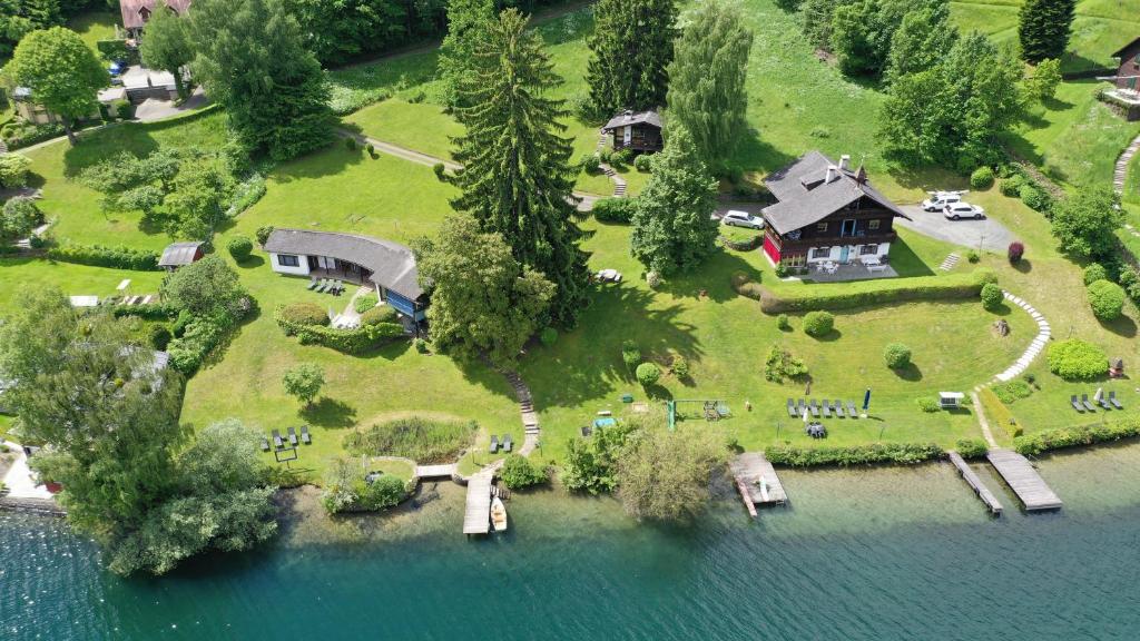 塞博登Waldstrand Berger的水面上岛上房屋的空中景观