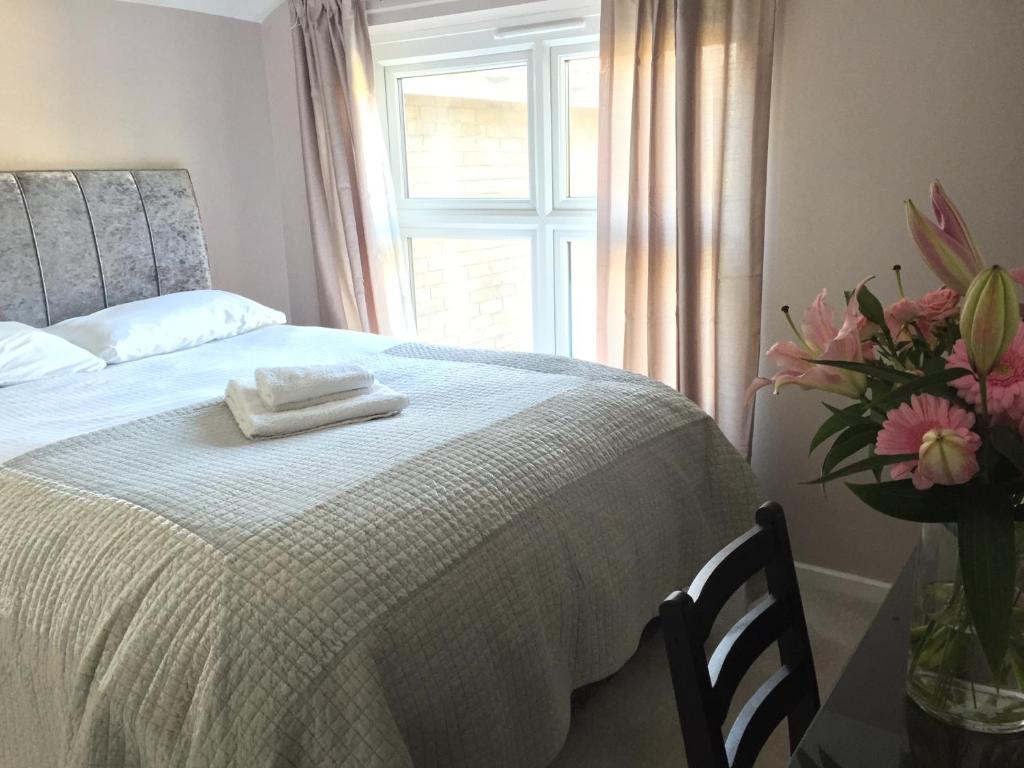 凯格沃思Shepherds Rest的一间卧室配有一张带白色毯子的床和窗户。