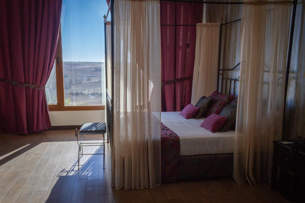 塔兰孔康普利约伊诺图里芬卡艾斯塔酒店的一间卧室设有一张床和一个大窗户