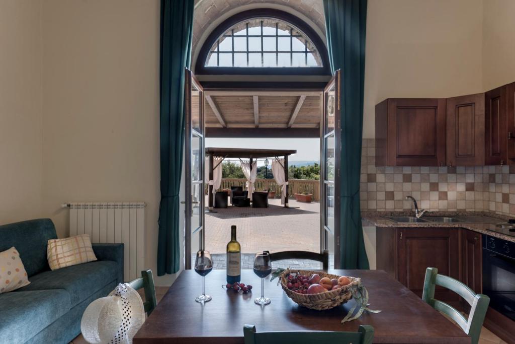 波马兰切Il Torrino的客厅里设有一张桌子,上面放着一碗水果