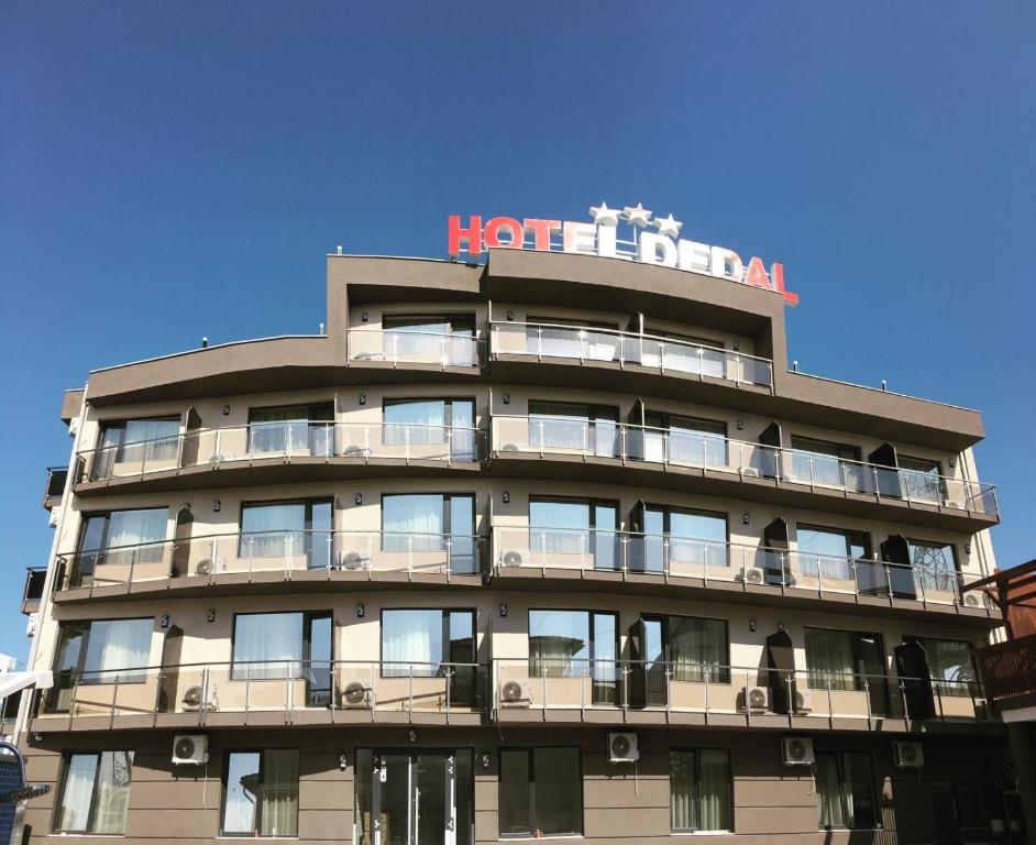 北马马亚-讷沃达里Hotel Dedal的上面有标志的酒店