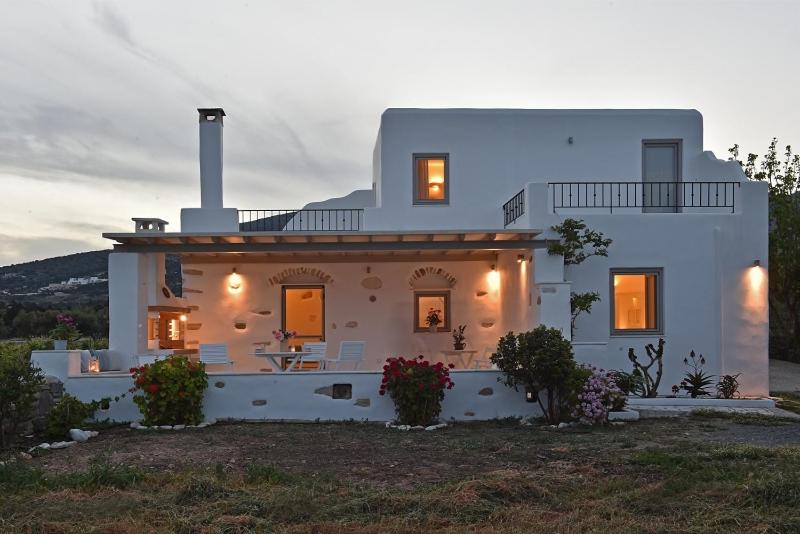 克里希阿克提Tonia Apartments Paros的一座白色的大房子,后面有日落