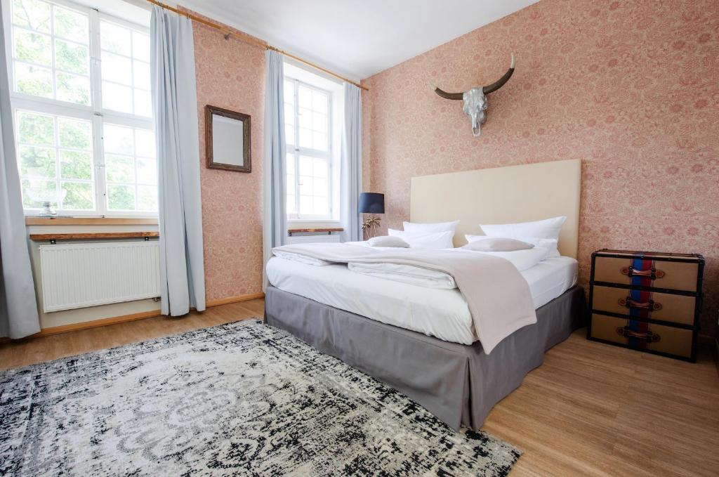 波茨坦Design Apartments - "Im Holländerviertel"的一间卧室配有一张大床和地毯。