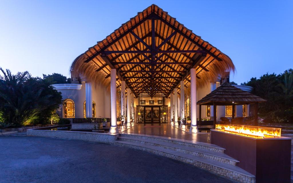 科尔巴非洲玉塔拉索度假村的大型建筑,拥有大型木质结构