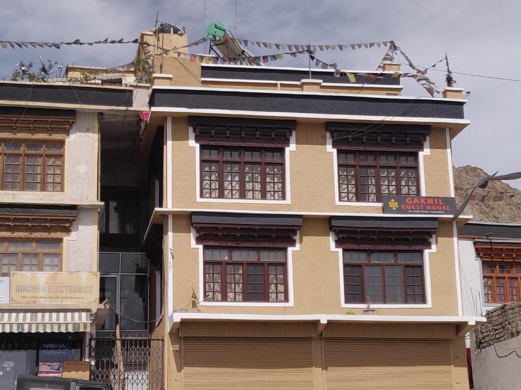 列城Gakhil guest house的黄色建筑的侧面设有窗户