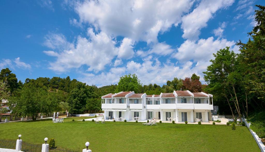 波利克罗诺Lefki villa的一座大型白色房子,设有大院子