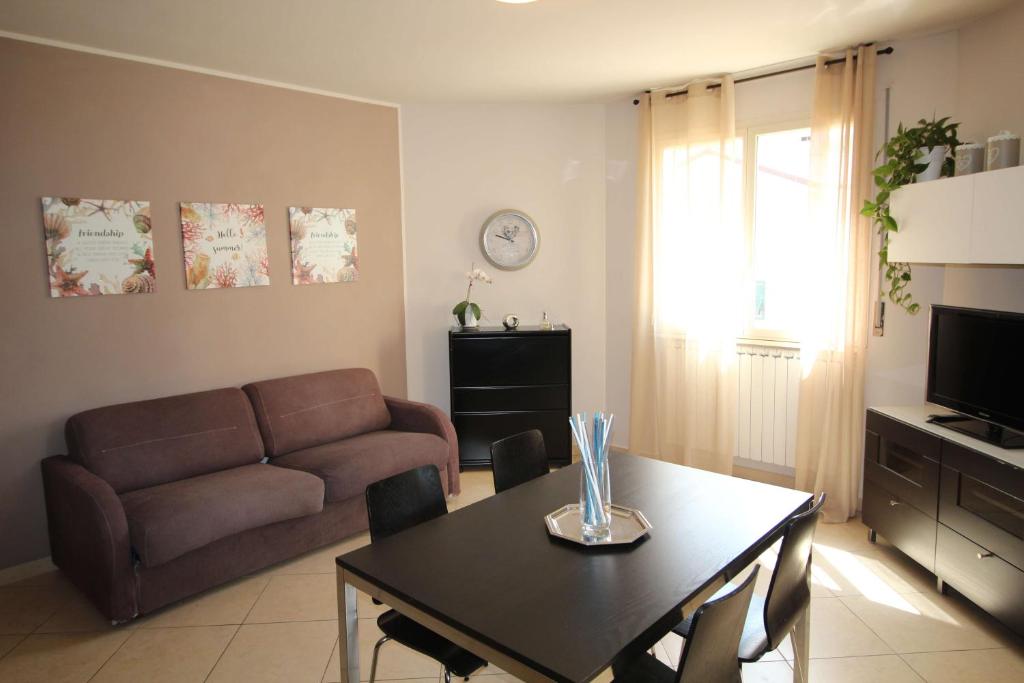 阿尔玛·迪·塔吉亚Appartamento Geranei的客厅配有沙发和桌子