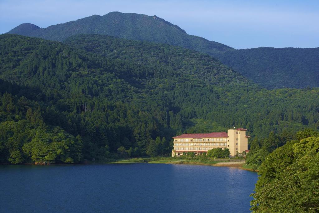 云仙市东园日式旅馆的一座位于湖边的山间建筑