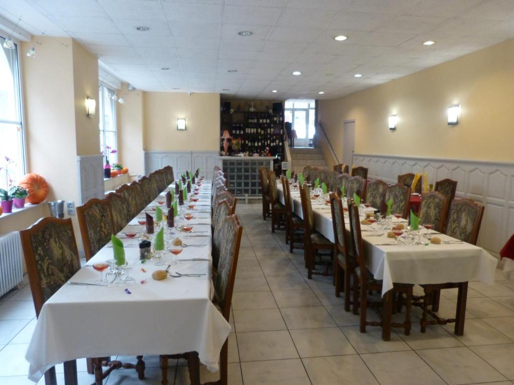 圣谢利达普谢le lion d'or的餐厅的一排餐桌,配有白色桌布