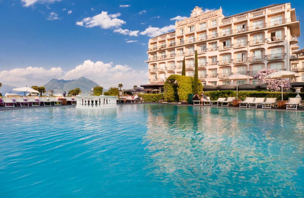 斯特雷萨布里斯托大酒店的酒店前的游泳池