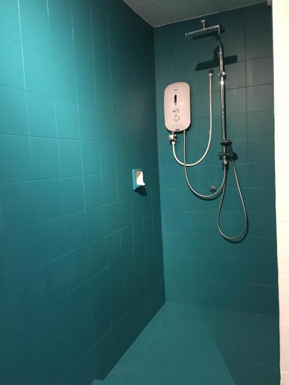 大山脚haus_22的浴室设有蓝色墙壁上的淋浴