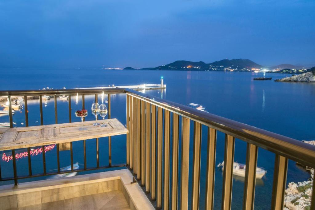 库卡里Eftopia Beachfront 2-bedrooms apartment的阳台配有桌子,享有水景