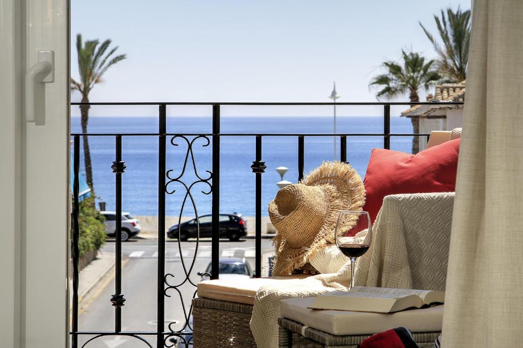 拉海瑞德拉Casa de la playa Alto de el Realengo的阳台提供一杯葡萄酒,享有大海美景。