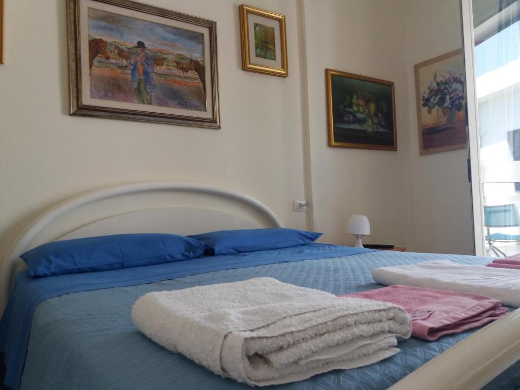 冯塔尼比安奇B&B Villa Pegaso的一间卧室配有两张带毛巾的床