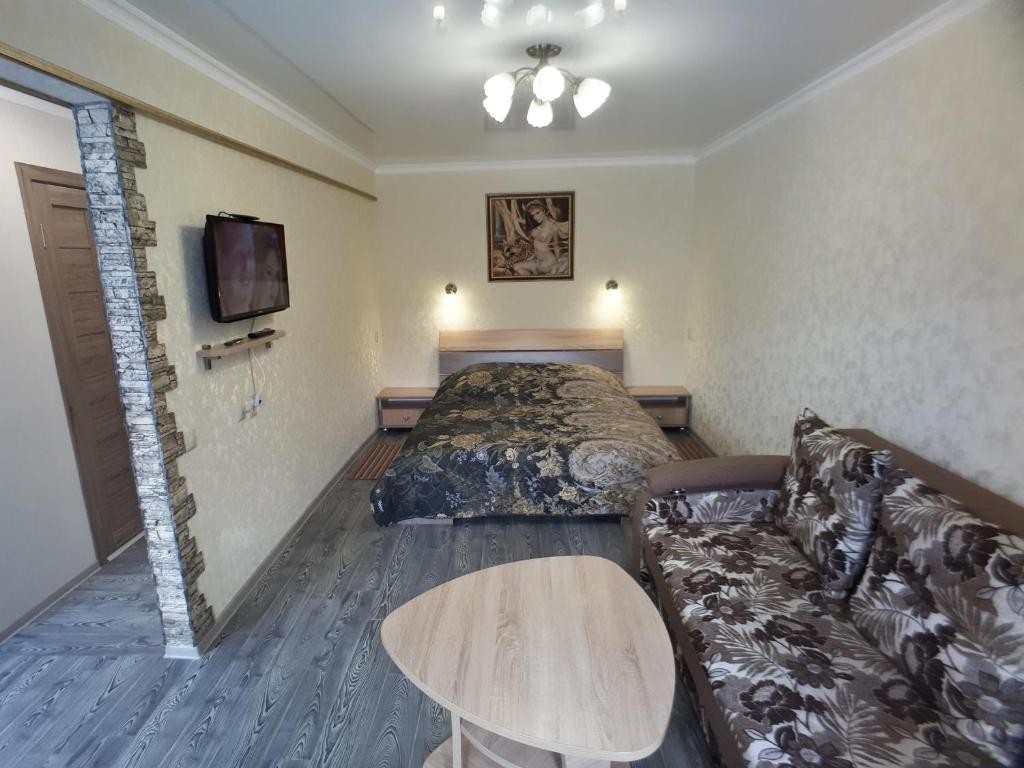 乌斯季卡缅诺戈尔斯克Lux Apartment on Mayakovsky 6的酒店客房,配有床和沙发