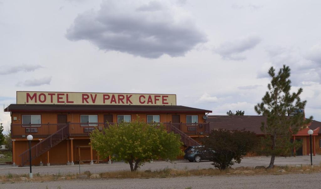韦尔斯威尔斯唐人街汽车旅馆的带有读取汽车旅馆rv公园咖啡馆标志的建筑