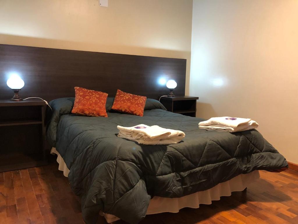 拉基亚卡水晶酒店的一间卧室配有一张大床和毛巾