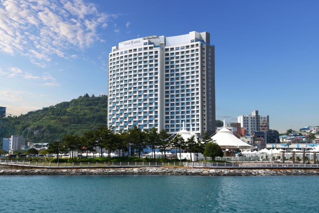 丽水市Utop Marina Hotel & Resort的水体前的高楼