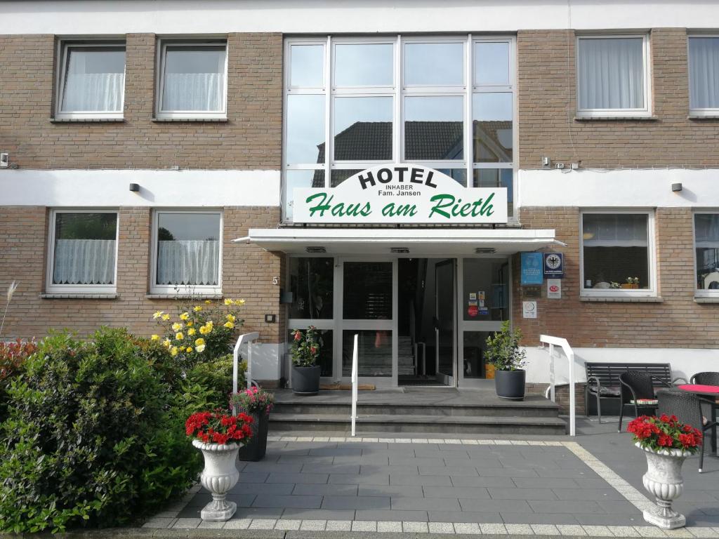 内特塔尔Hotel Haus am Rieth的带有读汽车旅馆的标志的砖砌建筑有卷