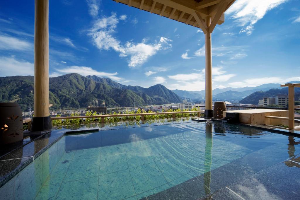 汤泽町夫塔巴酒店的山地度假村的游泳池