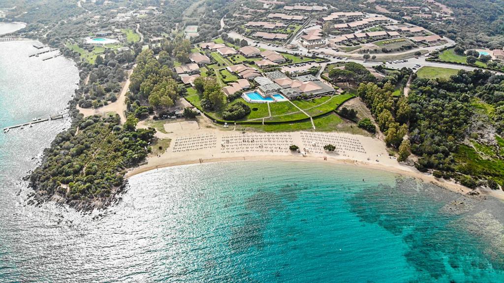 帕劳波尔图曼努公寓酒店的享有海滩和水域的空中景致