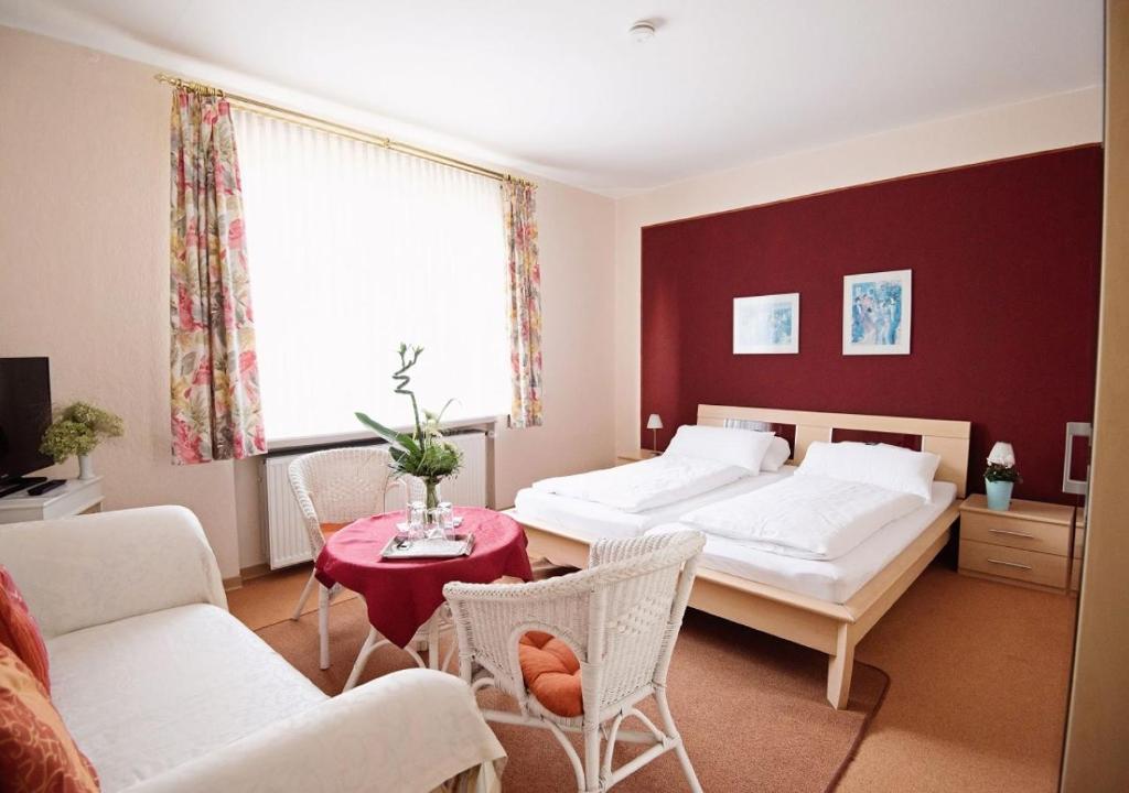 索尔陶博梅帕克酒店的卧室配有一张床和一张桌子及椅子