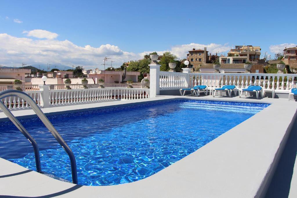 布拉内斯Apartamentos Las Americas - Blanes Beach的蓝色阳台的游泳池