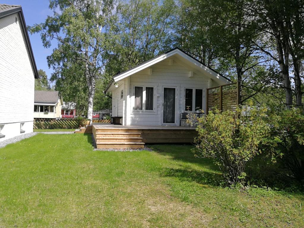 Järpen25 kvadrat 25 minuter från Åre的白色的小房子,设有门廊和院子