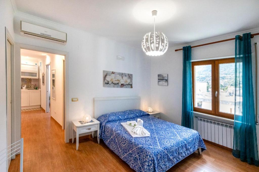 索伦托Casa di Flo的一间卧室设有蓝色的床和窗户。