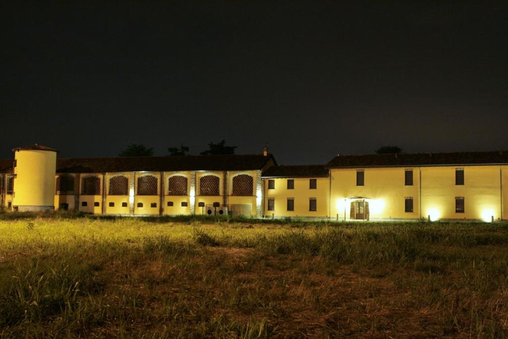 洛迪卡维瑞格农庄酒店的一座晚上在田野里灯火通明的建筑