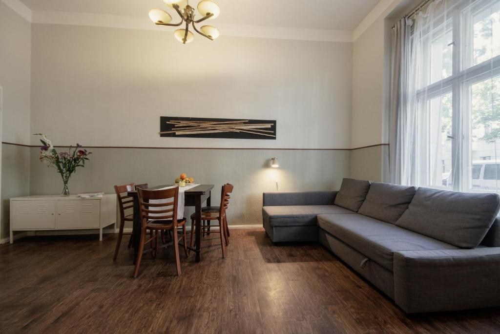 柏林Wohnung mit 2 Bädern (PB3)的客厅配有沙发和桌子