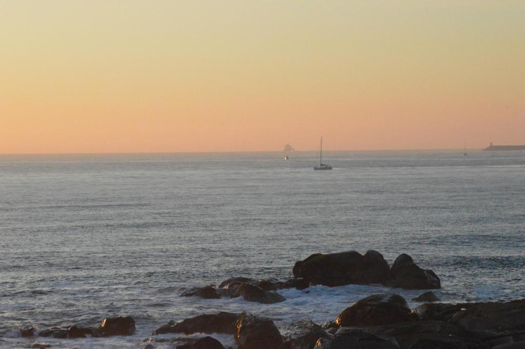 加亚新城Pôr do Sol的日落时分在海洋中的帆船