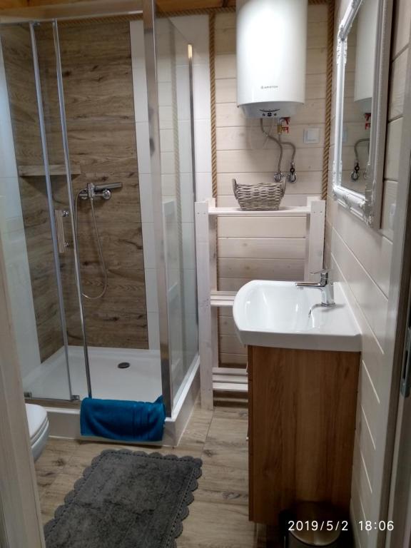 奥克宁卡Arena White Houses的带淋浴、盥洗盆和卫生间的浴室