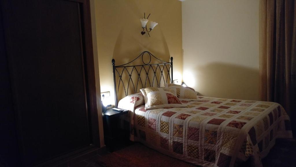 圣比森特德拉松谢拉75 Avenida de la Rioja的一间卧室配有一张床、床罩和枕头