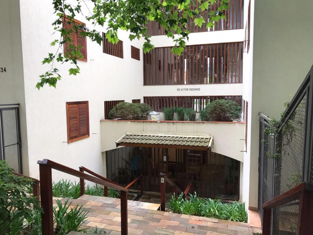 坎波斯杜若尔当Apartamento no Centro de Campos do Jordao的前面有楼梯的建筑