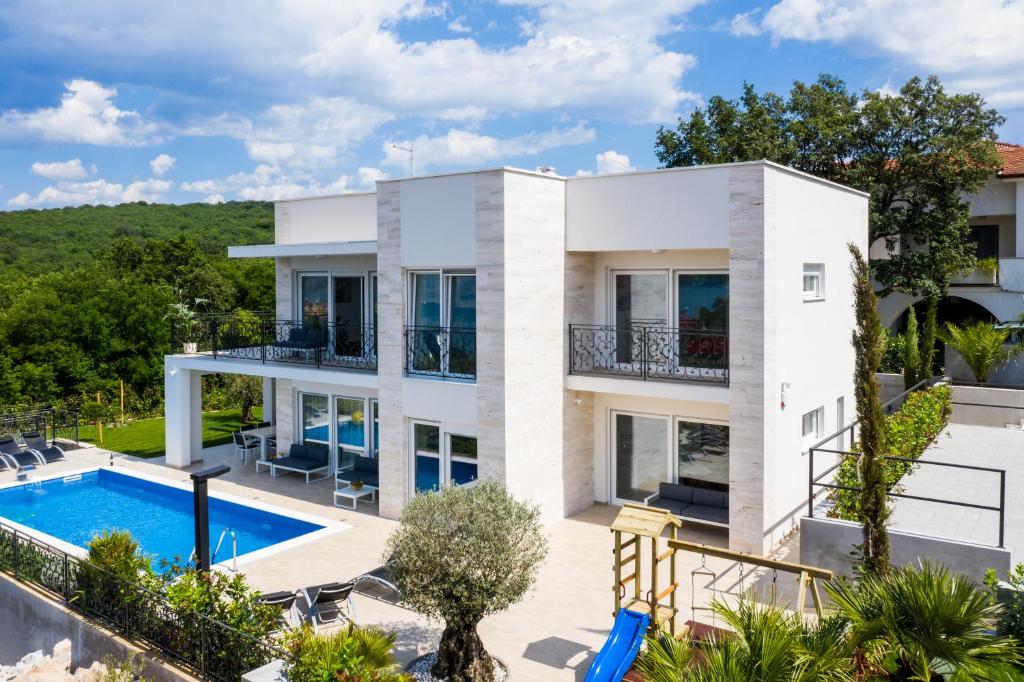 科里米诺Villa Zarra的一座带游泳池的大型白色房屋