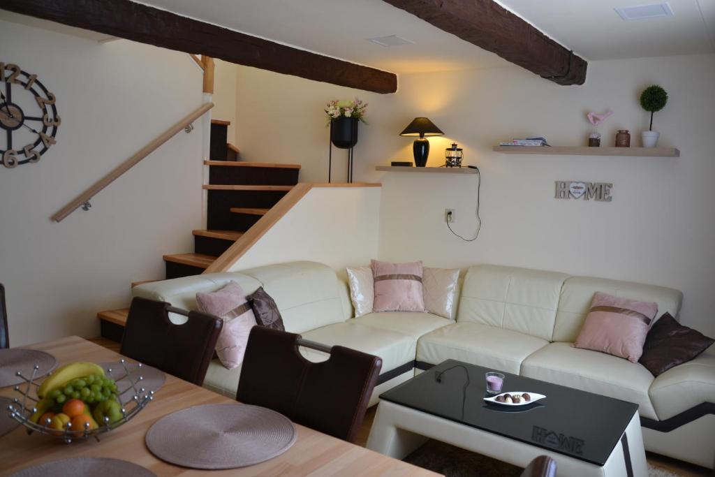 上鲁日巴希Home 4U的客厅配有沙发和桌子