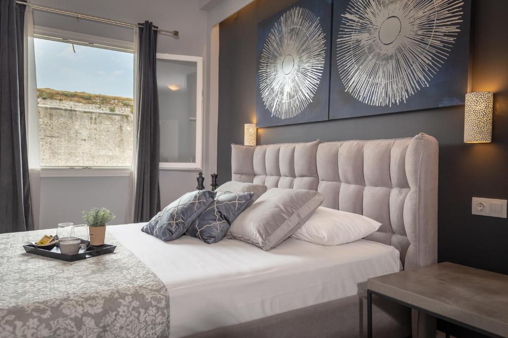 科孚镇Ionian City的卧室配有白色的床和窗户。