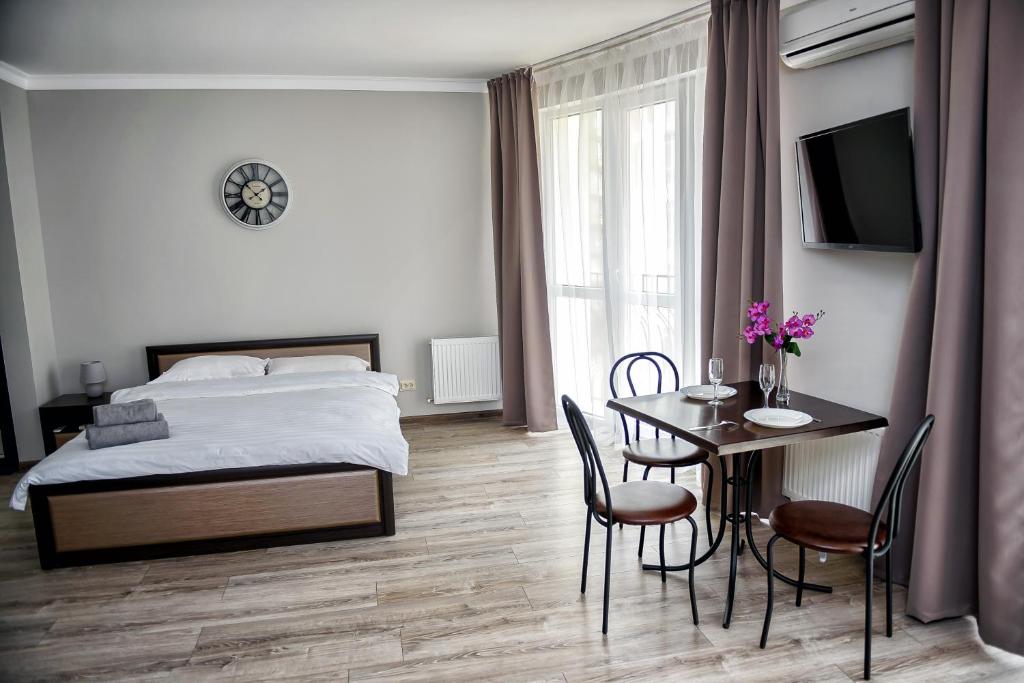 伊万诺-弗兰科夫斯克Apart Reserve Sloboda Loft的卧室配有一张床和一张桌子及椅子