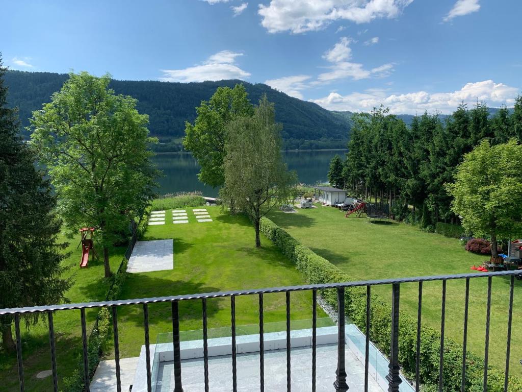 奥西亚歇尔湖畔施泰因多夫Villa Stiegl的享有公园和湖泊美景的阳台。