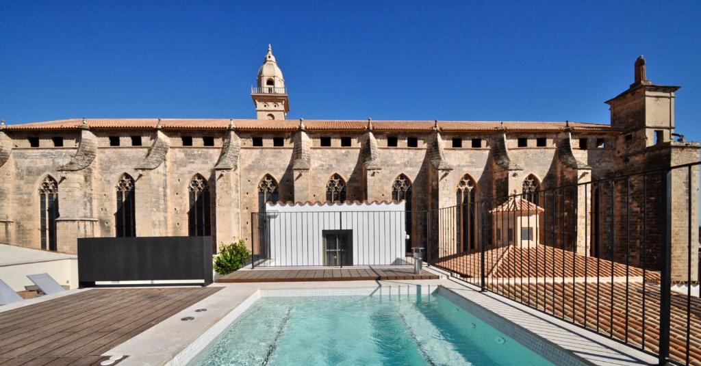 马略卡岛帕尔马Hotel Basilica的享有带游泳池的大楼的外部景致