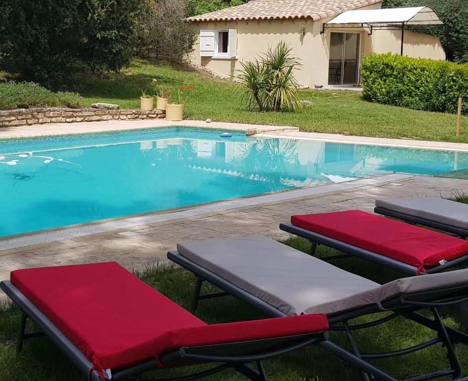 圣纳泽尔Chevalier的游泳池旁设有2把躺椅